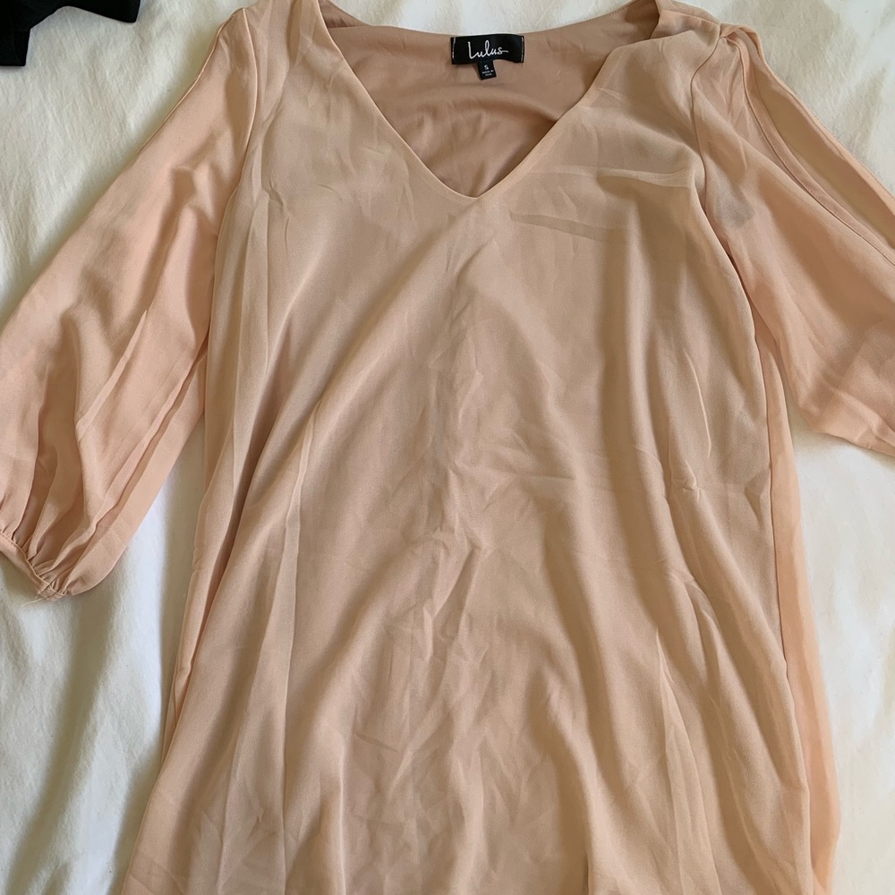 Lulu’s light pink dress